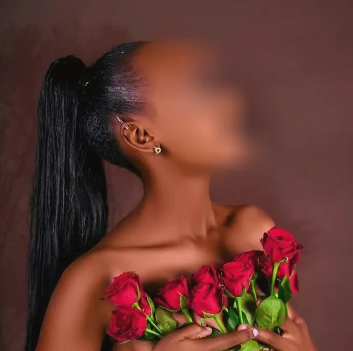 Simone, 23